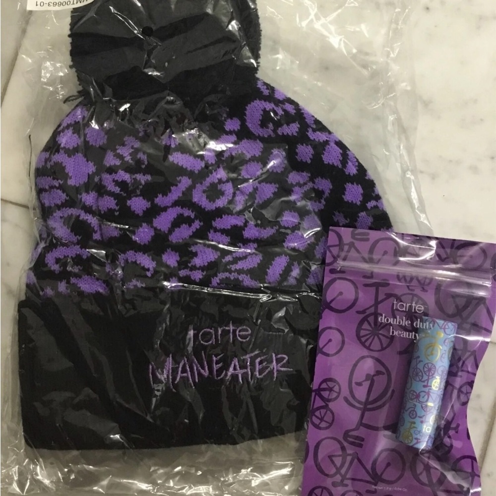 Tarte Maneater Knit Cap Hat Beanie With Fluff Ball (Rare) with Lipstick - Picture 2 of 4